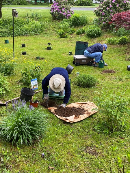 2022-05-19-Margie-and-Jim-Mertz-planting-Dahlias-in-Memorial-garden-IMG_4602